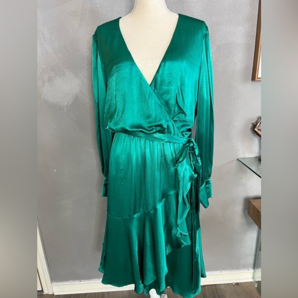 NWT Chloe Kristyn Emerald Green Long Sleeve Satin Dress